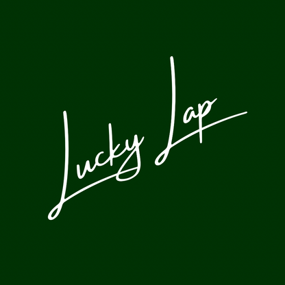 Adesivo con logo LuckyLap su sfondo verde