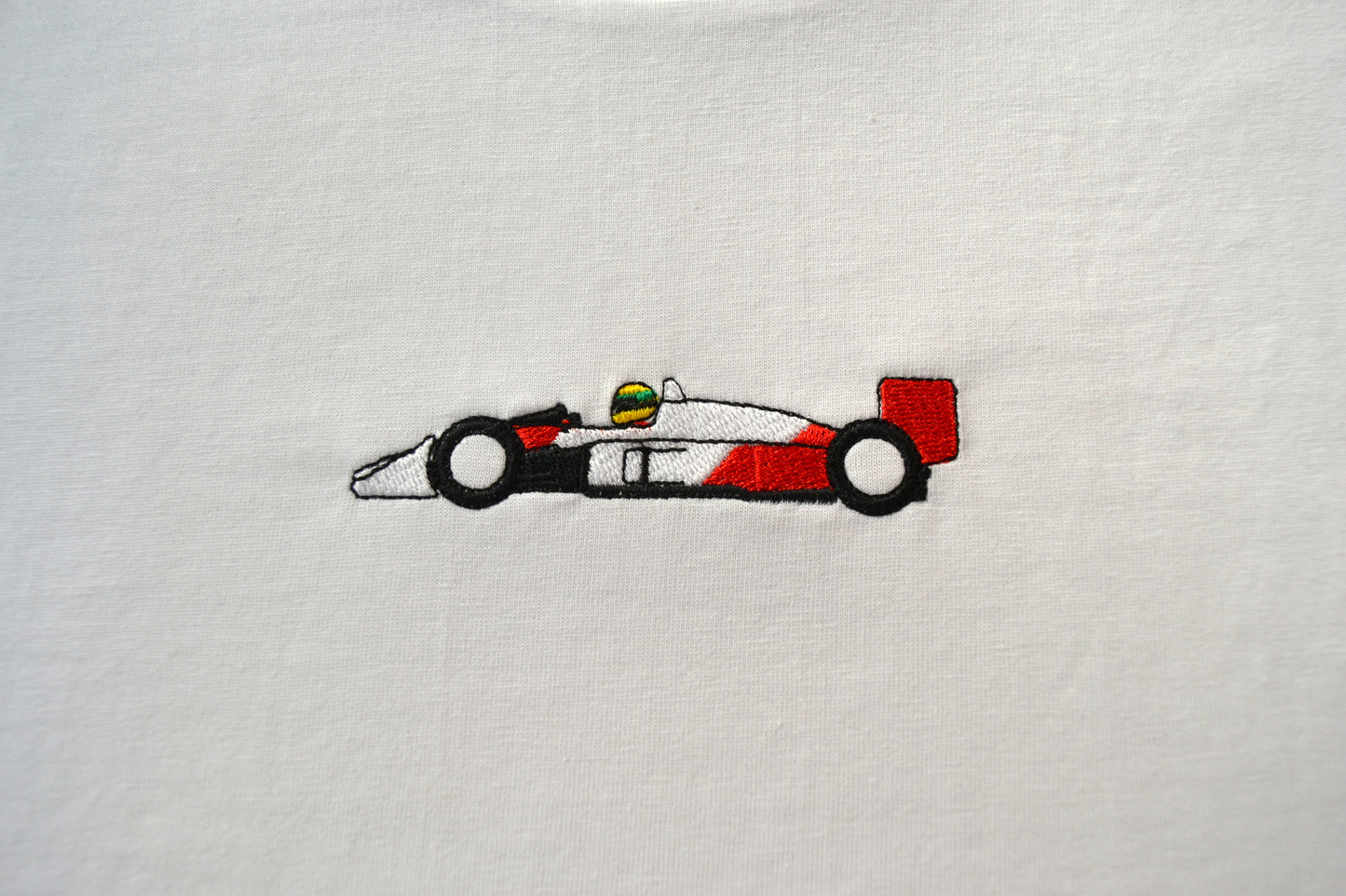 T-shirt LuckyLap Project'88 bianca in cotone biologico, dettaglio del ricamo
