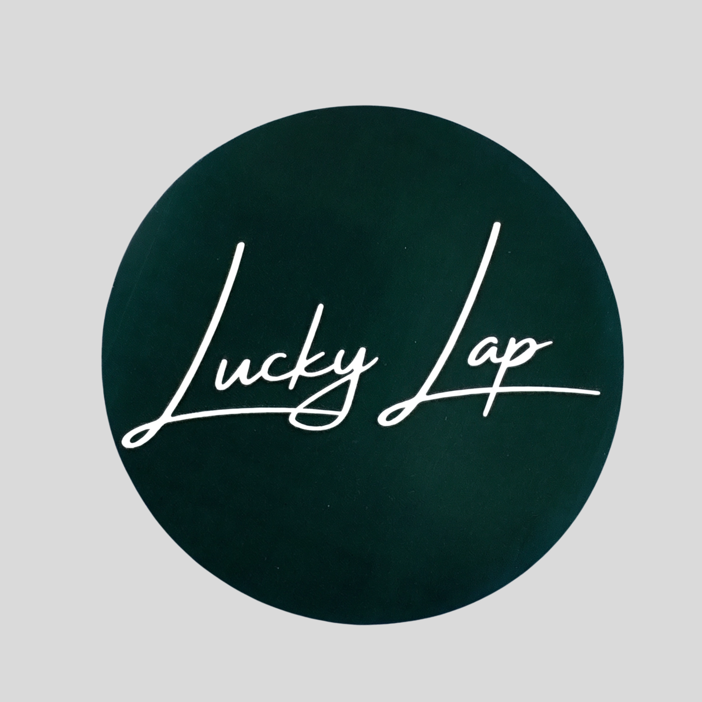 Adesivo logo LuckyLap su sfondo verde, vista alternativa