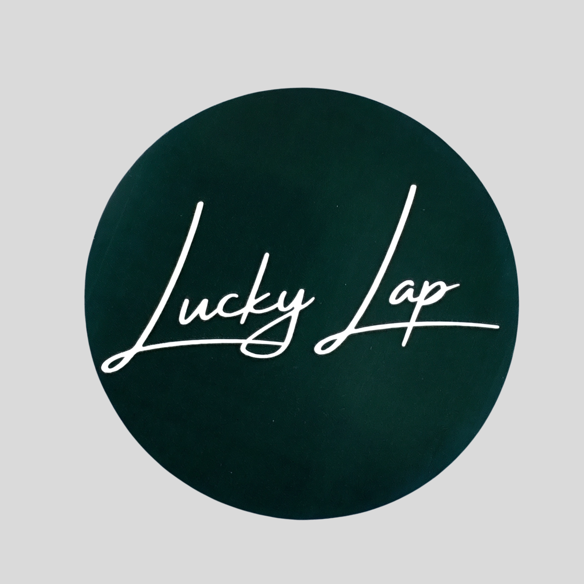 Adesivo logo LuckyLap su sfondo verde, vista alternativa